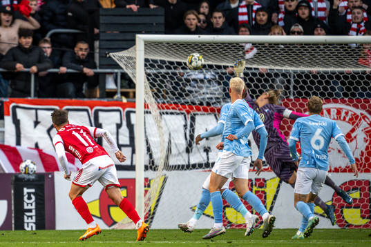 Kalmars Simon Skrabb gör 1-0