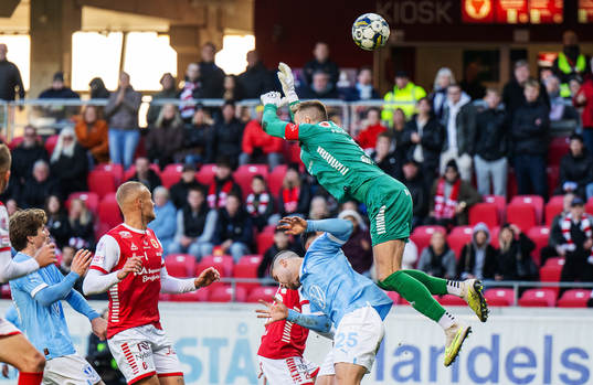 Malmö FFs Gabriel Busanello och Kalmars målvakt Ricardo