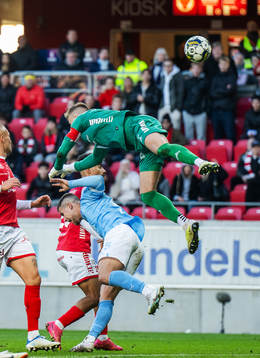 Malmö FFs Gabriel Busanello och Kalmars målvakt Ricardo