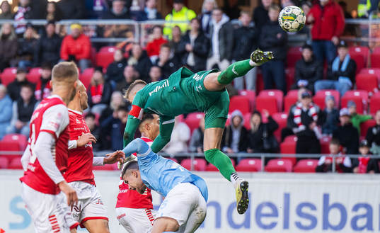 Malmö FFs Gabriel Busanello och Kalmars målvakt Ricardo