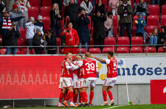 Kalmars Simon Skrabb jublar med lagkamrater