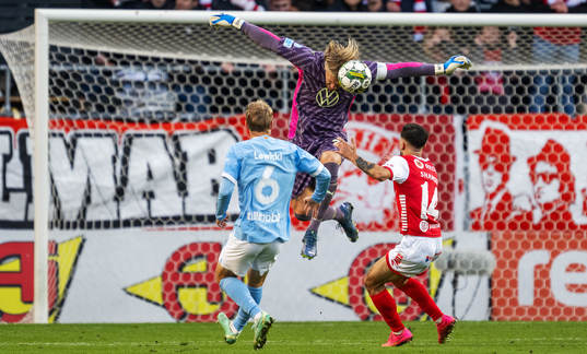Malmö FFs Oscar Lewicki och målvakt Johan Dahlin samt