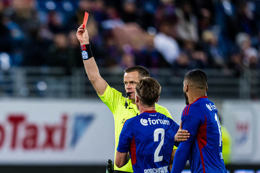 Sigurd Smehus Kringstad, referee, gives Simen Kristiansen