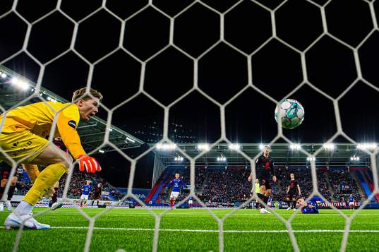 Andrej Ilic of Vålerenga scores the 1-0 goal behind
