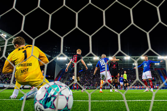 Andrej Ilic of Vålerenga celebrates