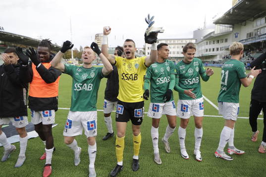 Brages målvakt Andre Bernardini jublar