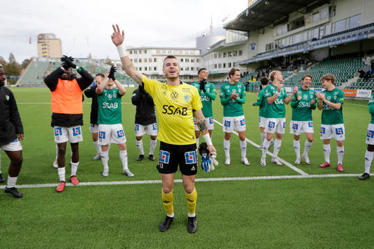 Brages målvakt Andre Bernardini jublar