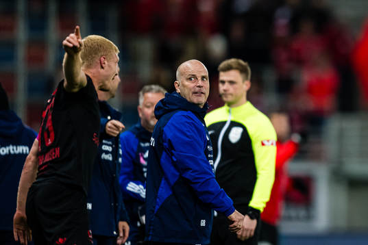 Geir Bakke, head coach of Vålerenga, reacts