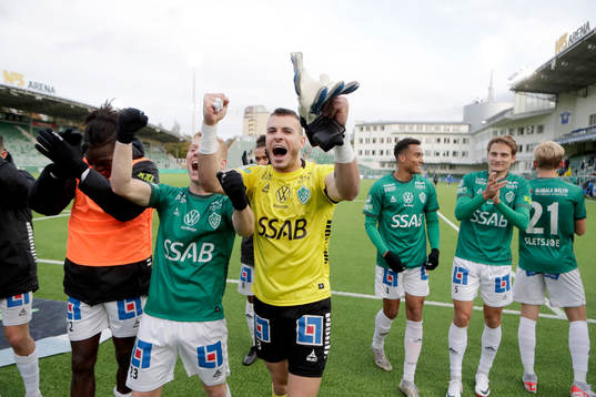 Brages målvakt Andre Bernardini jublar