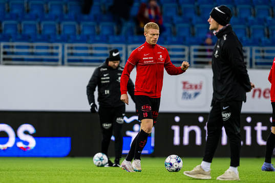 Sivert Heltne Nilsen of Brann warms up