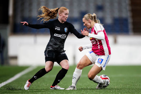 Växjö DFFs Tilde Johansson och IK Uppsalas Louise Hvarfner