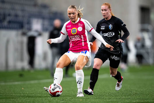 IK Uppsalas Louise Hvarfner och Växjö DFFs Tilde Johansson