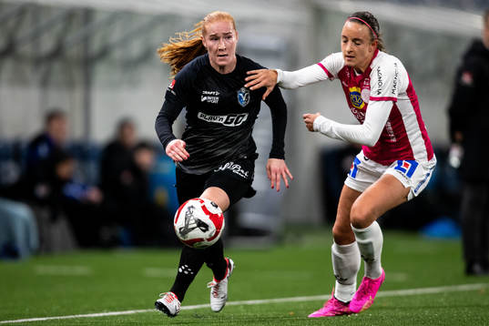 Växjö DFFs Tilde Johansson och IK Uppsalas Taryn Ries