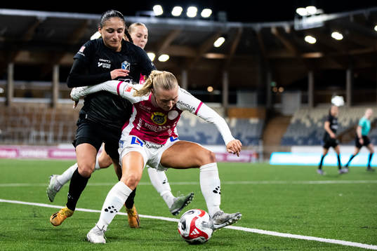 Växjö DFFs Nesrin Akgun och IK Uppsalas Louise Hvarfner