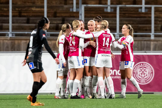 IK Uppsalas Klara Folkesson jublar med lagkamrater