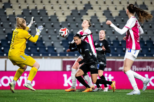 IK Uppsalas Milla-Maj Majasaari och Julia Ragnarsson