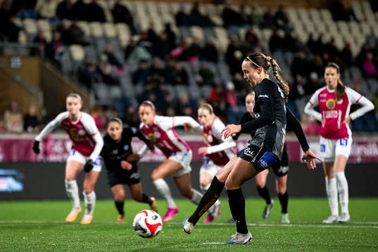 Växjö DFFs Larkin Russel gör 1-2 på straff