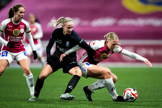 Växjö DFFs Hanna Stokki och IK Uppsalas Elin Rombing