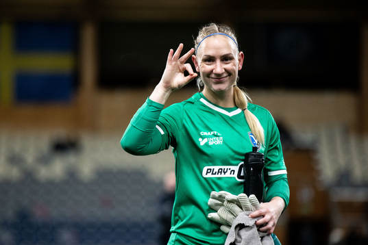 Växjö DFFs målvakt Louise Högrell Ledbetter jublar