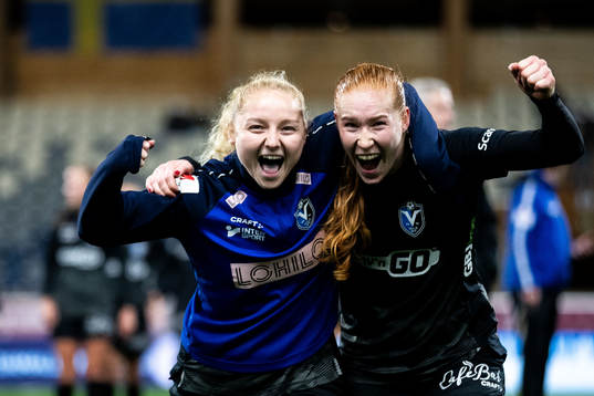 Växjö DFFs Sophia Redenstrand och Tilde Johansson  jublar