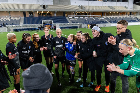 Växjö DFFs spelare jublar