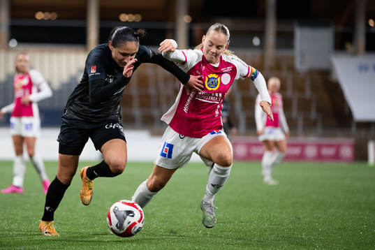 Växjö DFFs Nesrin Akgun och IK Uppsalas Agnes Nyberg
