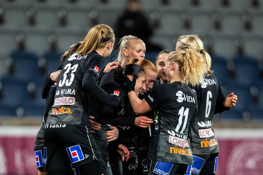 Växjö DFFs Nesrin Akgun jublar med lagkamrater