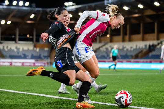 Växjö DFFs Nesrin Akgun och IK Uppsalas Louise Hvarfner