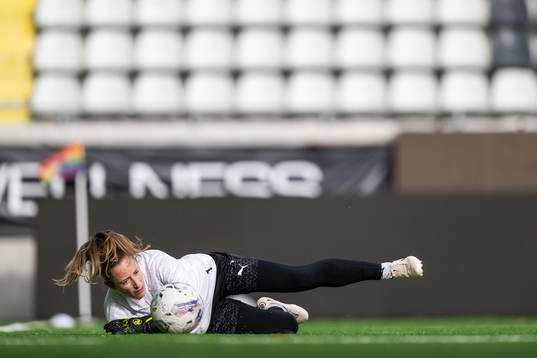 Goalkeeper Loes Geurts