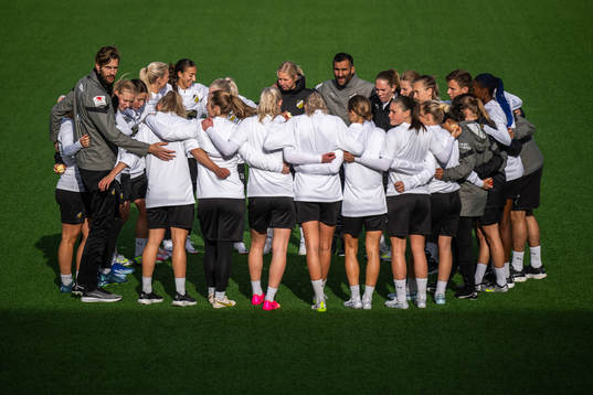 Head coach Mak Lind gathers with players
