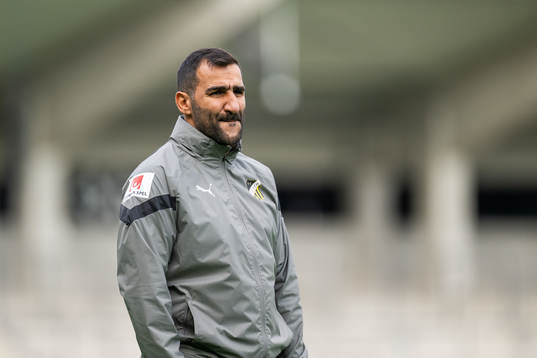 Head coach Mak Lind