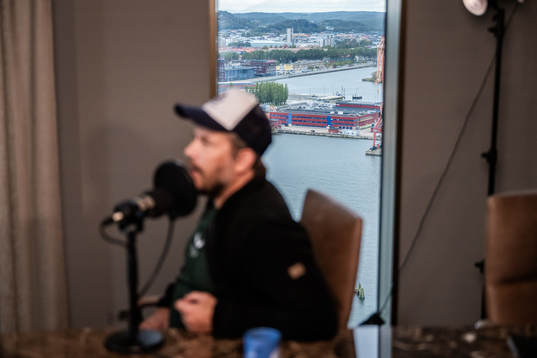 Utsikt över Göteborg syns bakom Tobias Hysén