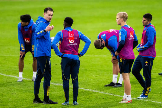 Förbundskapten Daniel Bäckström och Josafat Mendes