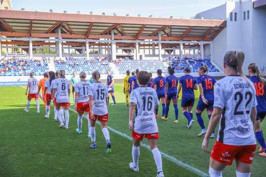 Players of Rosengård enter the pitch