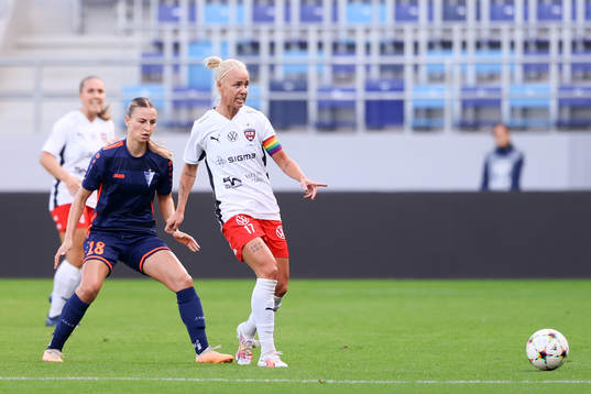Caroline Seger of Rosengård and Živana Stupar of Spartak