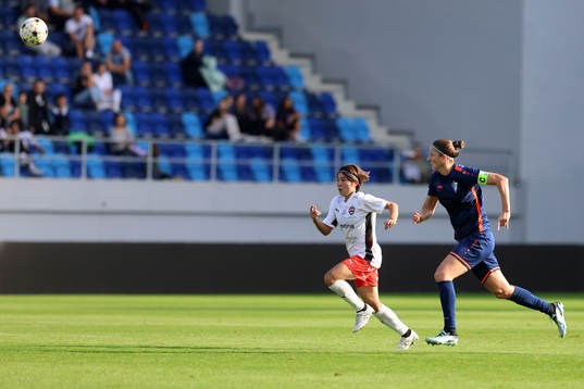 Mai Kadowaki of Rosengård and Violeta Slovic of Spartak