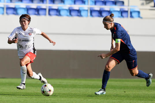 Mai Kadowaki of Rosengård and Violeta Slovic of Spartak