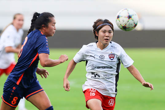Mai Kadowaki of Rosengård and Kaela Hansen