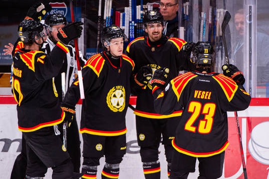 Brynäs spelare jublar