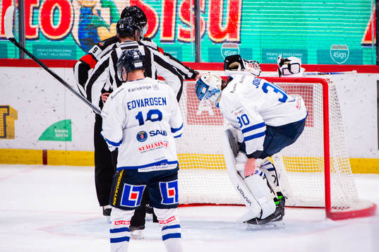 Karlskogas målvakt Samuel Jonsson korrigerar sin utrustning