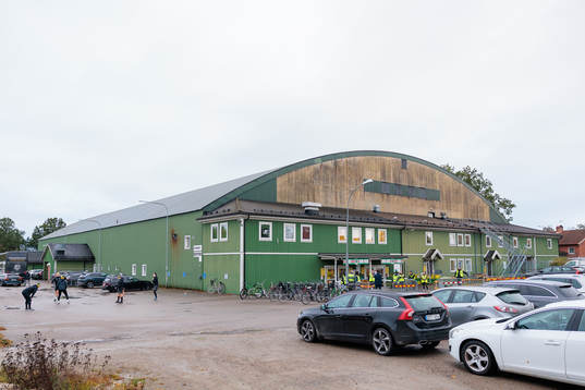 Exteriör vy av Dackehallen före ishockeymatchen i