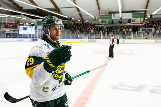 Björklövens Alexander Wiklund jublar