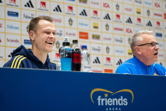 Viktor Claesson and head coach Janne Andersson of the