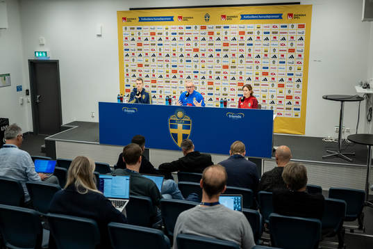 Viktor Claesson, head coach Janne Andersson and media