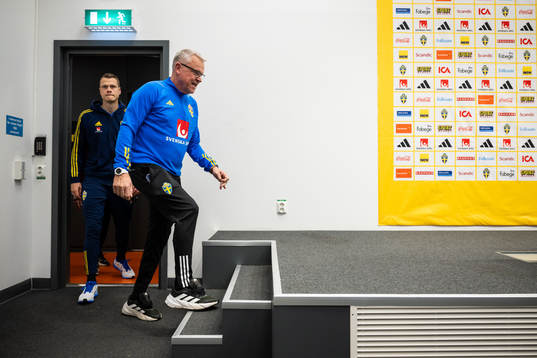 Viktor Claesson and head coach Janne Andersson of the