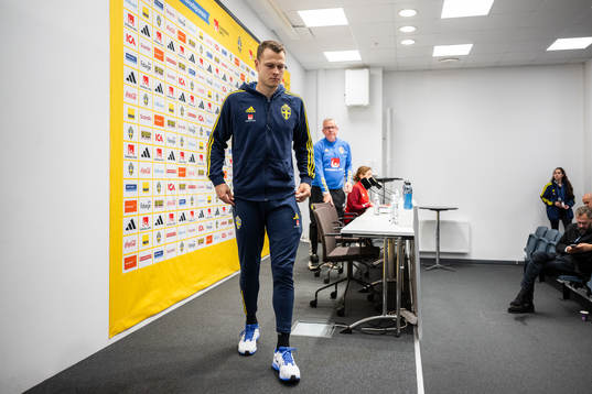 Viktor Claesson and head coach Janne Andersson of the