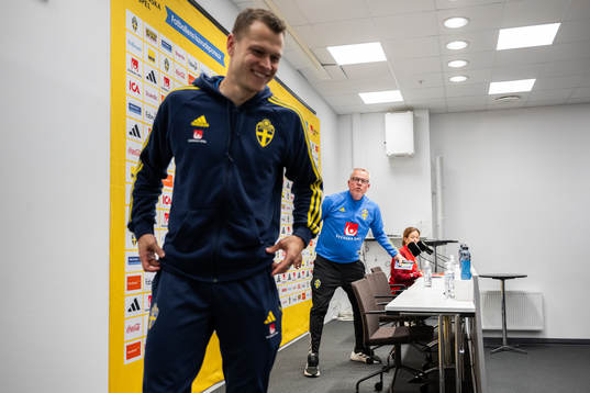 Viktor Claesson and head coach Janne Andersson of the