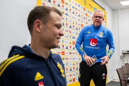 Viktor Claesson and head coach Janne Andersson of the
