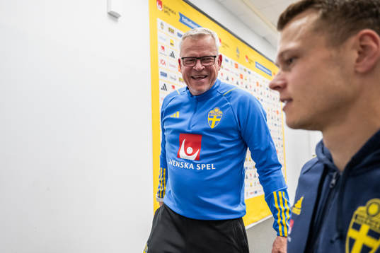 Viktor Claesson and head coach Janne Andersson of the