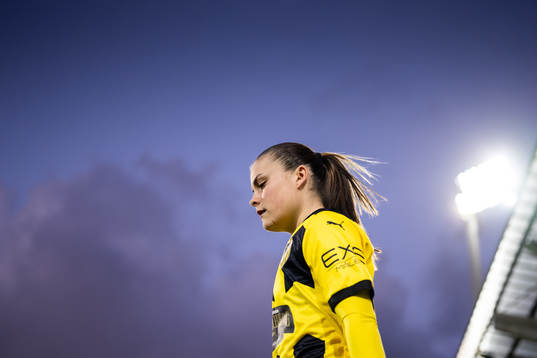 Hanna Wijk of Häcken enter the pitch